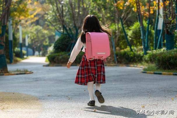 新澳2025正版免費資料和将放学女童拖进小巷与小女孩放学回家的惨案